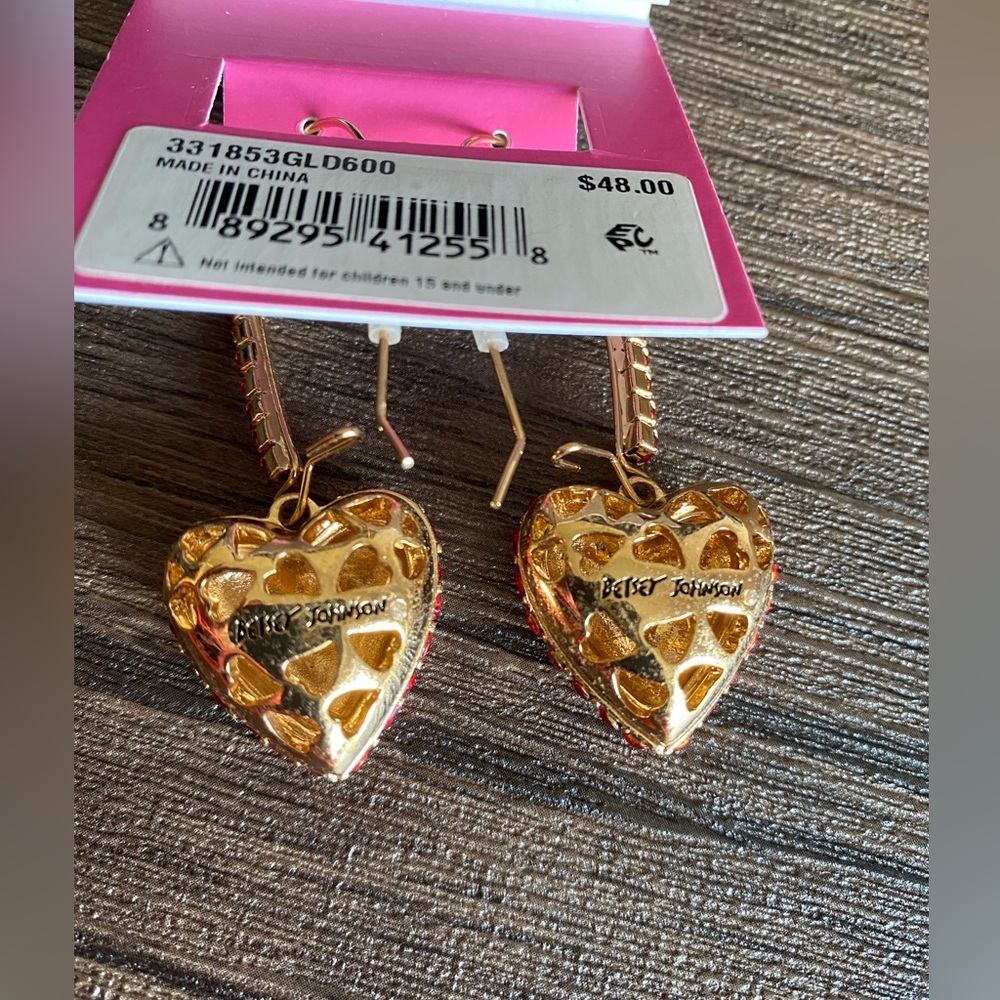 Adorable heart Betsey Johnson earrings NWT - Picture 2 of 5